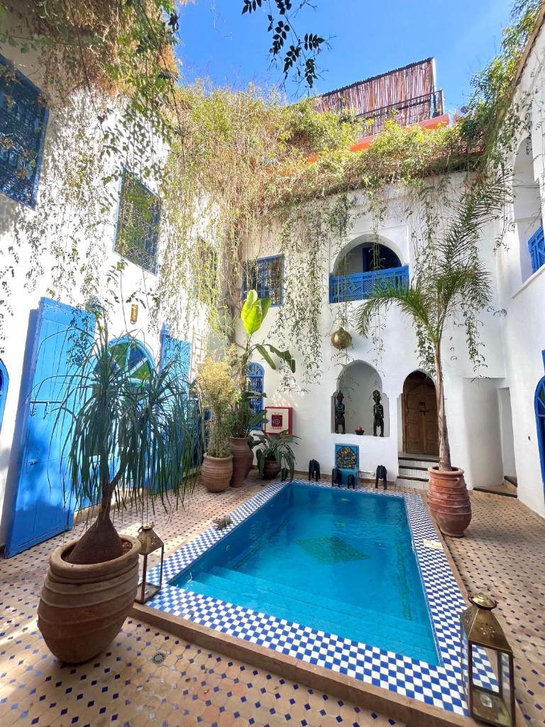- une piscine dans la cour d'une maison dans l'établissement Riad Chameleon, à Marrakech