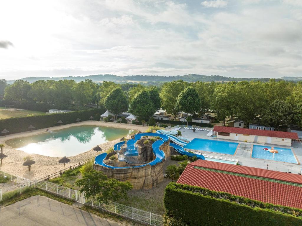 une vue aérienne d'une piscine dans un complexe hôtelier dans l'établissement Camping Château de Galaure, à Châteauneuf-de-Galaure