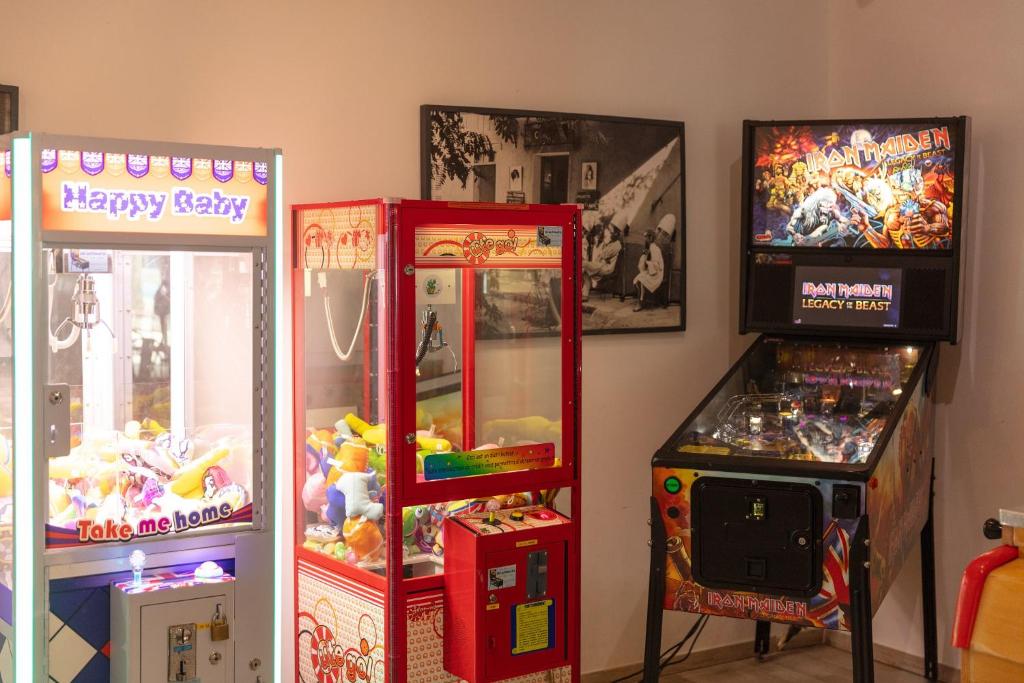 2 jeux d'arcade et un jeu vidéo dans l'établissement Camping Château de Galaure, à Châteauneuf-de-Galaure