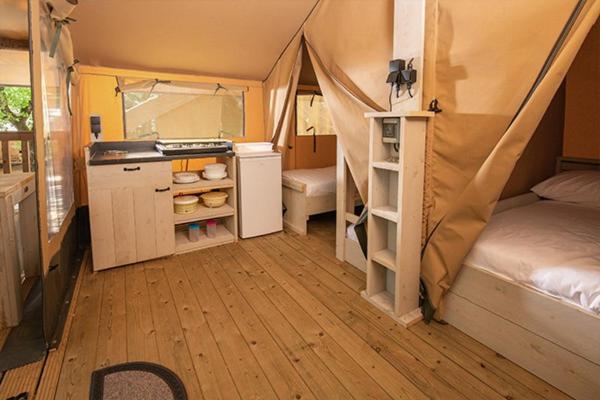 Cette chambre dispose d'une tente, d'une cuisine et d'un réfrigérateur. dans l'établissement Camping Château de Galaure, à Châteauneuf-de-Galaure