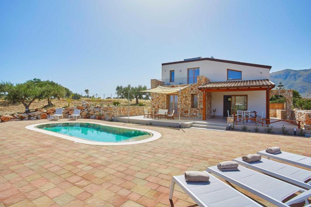 une villa avec piscine et une maison dans l'établissement Villa Ninfa, à Castellammare del Golfo