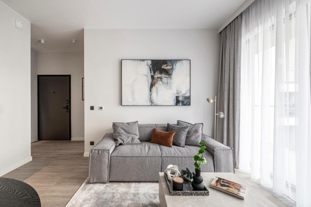 CHRONOS APARTAMENTY with Parking and Air Conditioning in Warsaw Wola by Renters Prestige 1