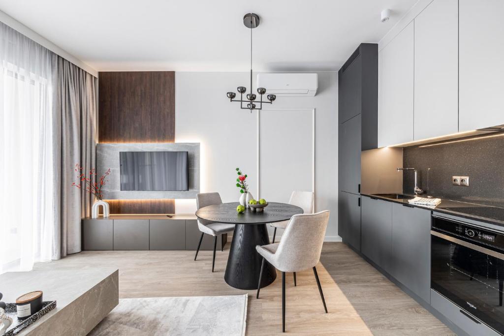 CHRONOS APARTAMENTY with Parking and Air Conditioning in Warsaw Wola by Renters Prestige 4