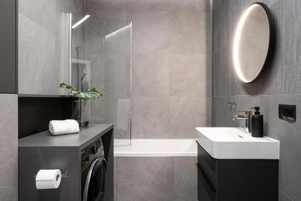 CHRONOS APARTAMENTY with Parking and Air Conditioning in Warsaw Wola by Renters Prestige 5