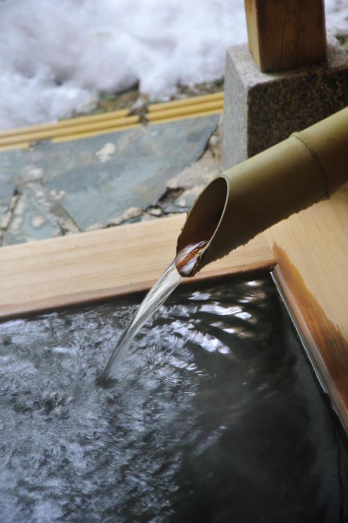 un couteau qui sort d'un bassin d'eau dans l'établissement Tabist Chikuba Shinyotei Hakodate Yunokawaonsen, à Hakodate