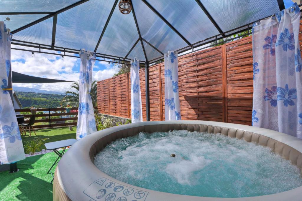 Ti kaz bourbon vanille - Vue montagne jacuzzi 1