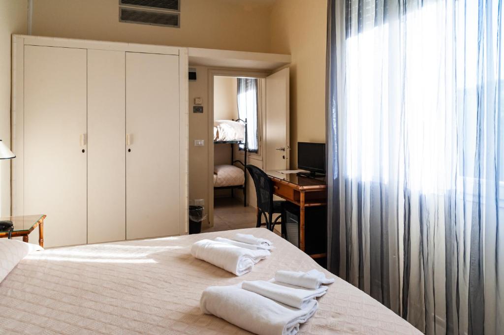 une chambre avec un lit avec des serviettes dessus dans l'établissement HOTEL TRIONFAL - Fronte Mare - Vicinissimi al Centro, à Milano Marittima 55 autres photos
