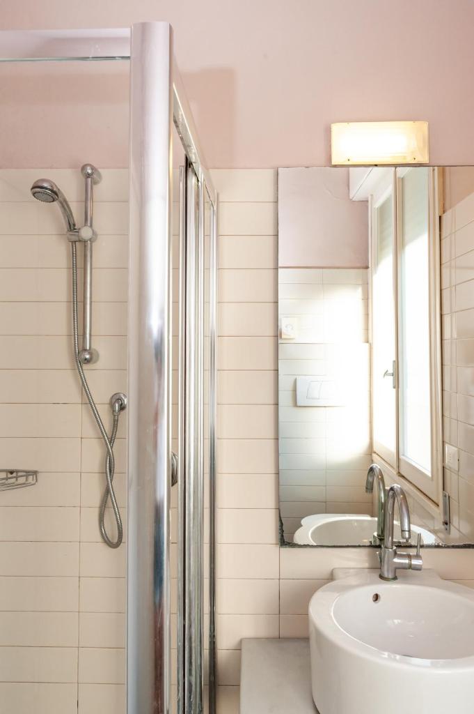 une salle de bain avec un lavabo et un miroir dans l'établissement HOTEL TRIONFAL - Fronte Mare - Vicinissimi al Centro, à Milano Marittima