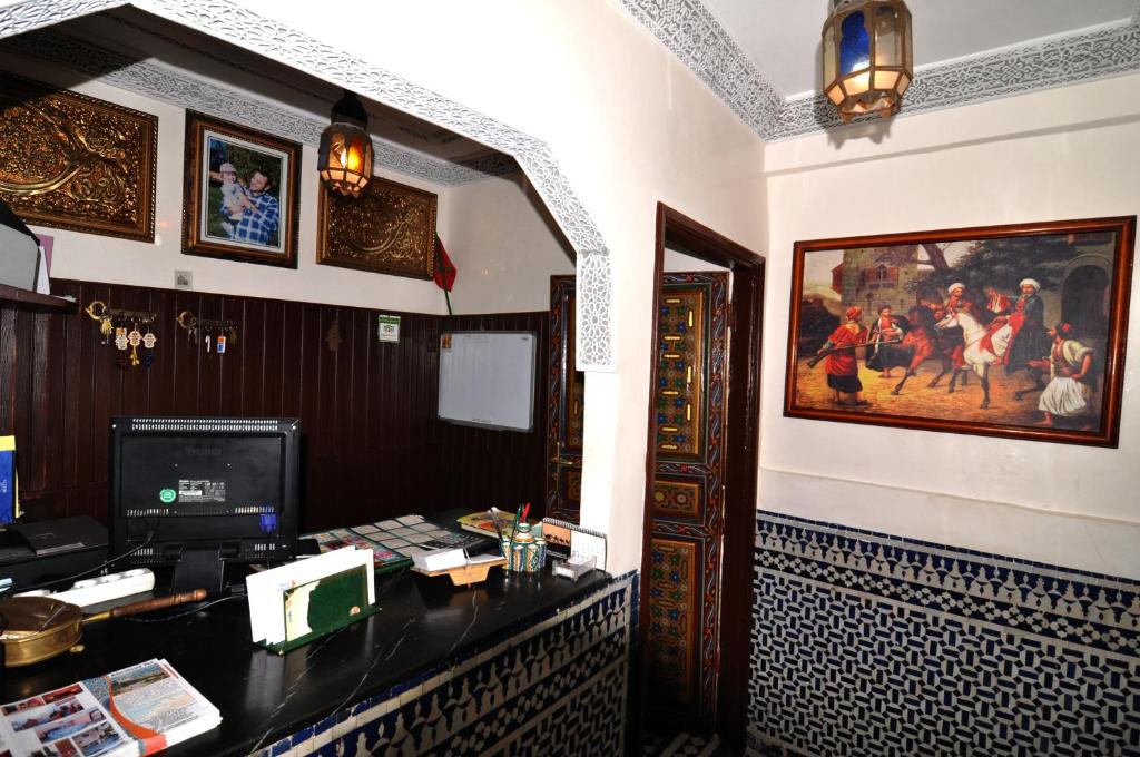 - un bureau avec un ordinateur dans l'établissement Riad Khouloud, à Fès