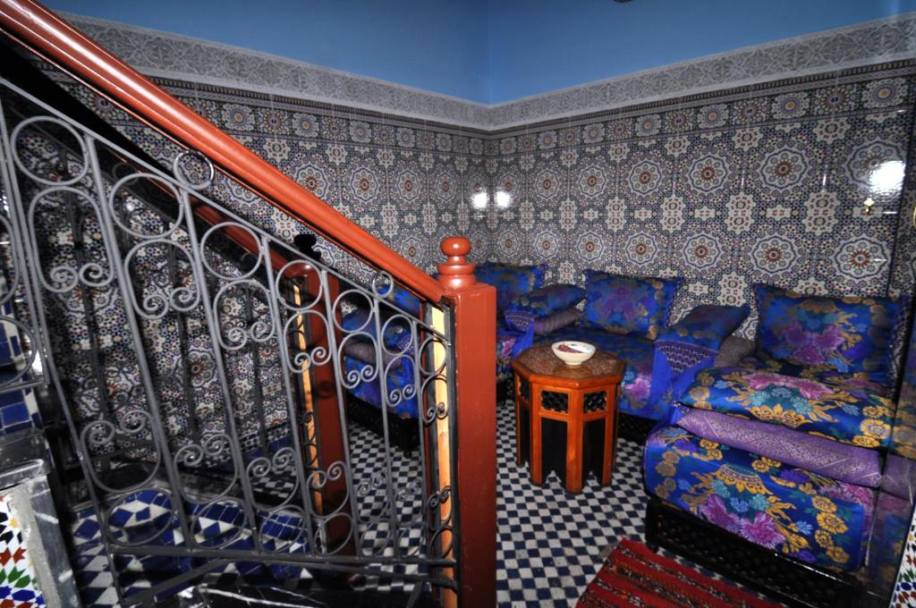 Cette chambre dispose d'un escalier avec un canapé et une table. dans l'établissement Riad Khouloud, à Fès