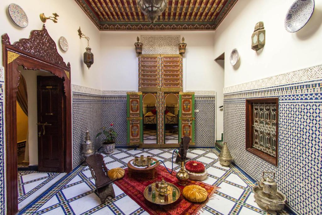 Cette chambre dispose d'une table avec de la nourriture et de carrelage. dans l'établissement Riad Fes Kettani, à Fès 37 autres photos