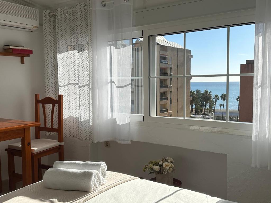 Cozy- 100m from the Beach with Pool & Perfect for2 3