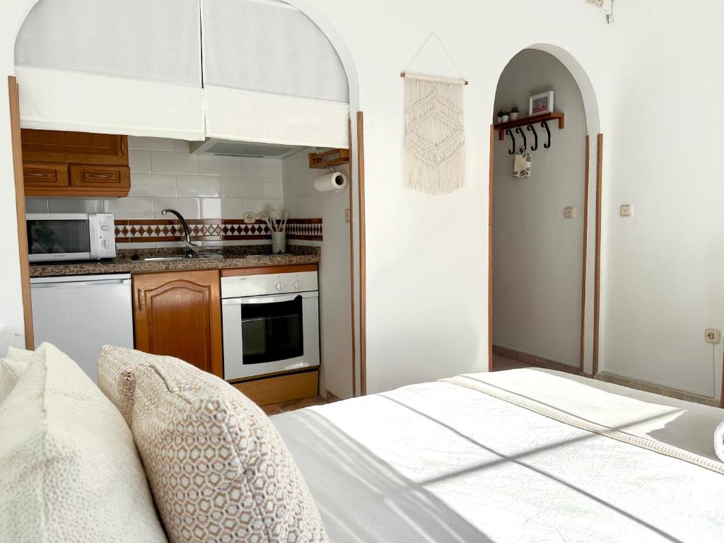 Cozy- 100m from the Beach with Pool & Perfect for2 5