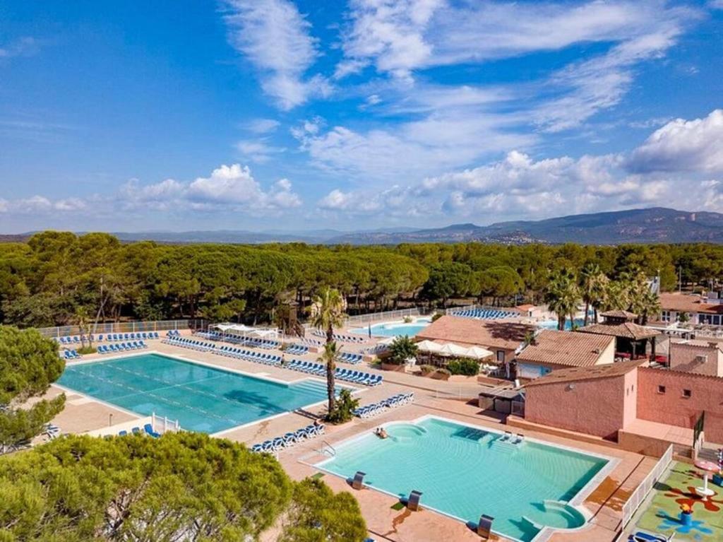une vue aérienne d'une piscine dans un complexe hôtelier dans l'établissement Mobilhome Oasis village Puget, à Puget-sur Argens