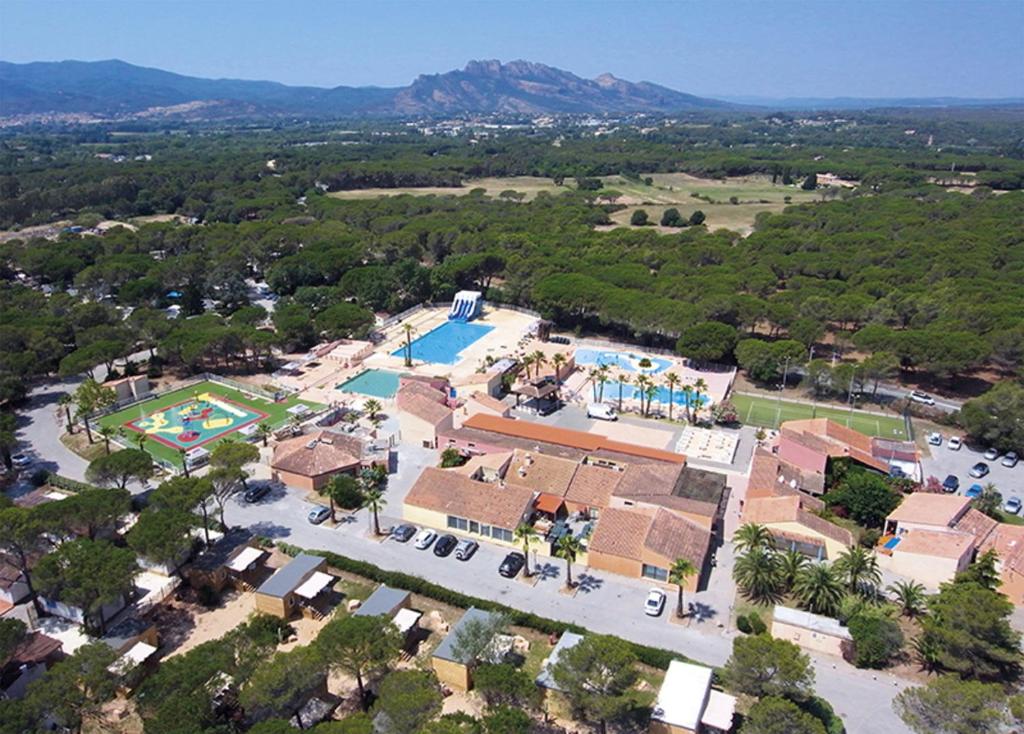 une vue aérienne d'une piscine dans un complexe hôtelier dans l'établissement Mobilhome Oasis village Puget, à Puget-sur Argens