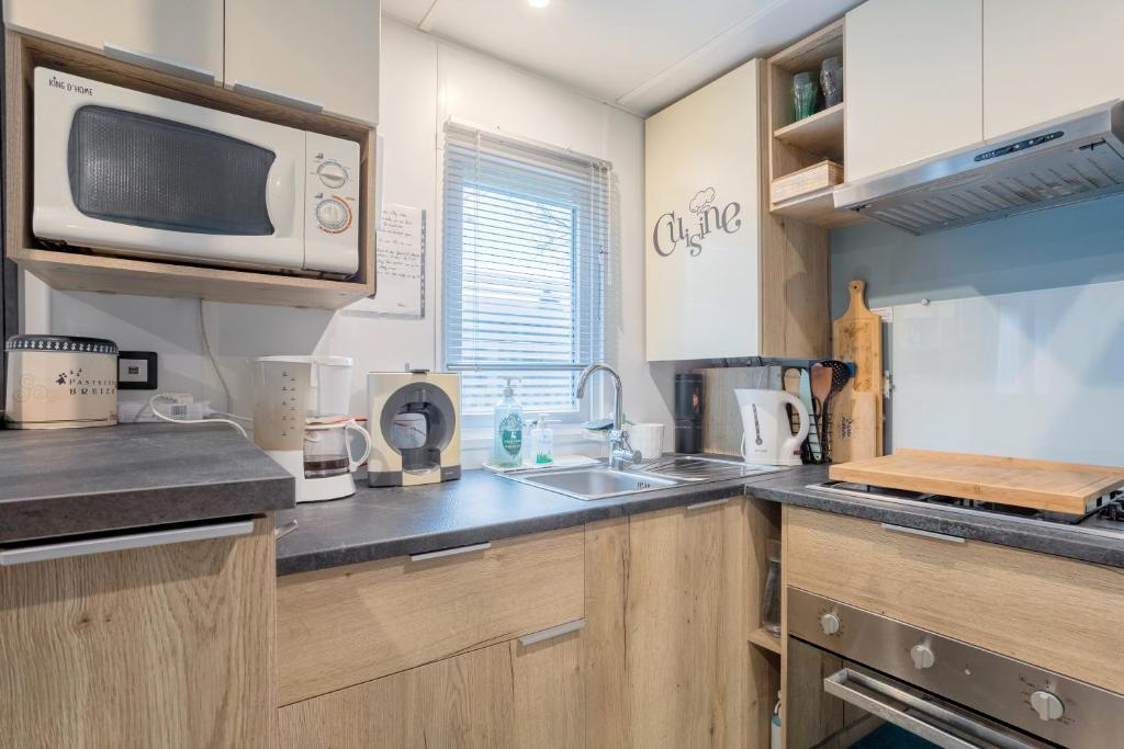 Photo de la galerie de l'établissement Mobil home tout confort climatiseur, à Pont-Aven 22 autres photos