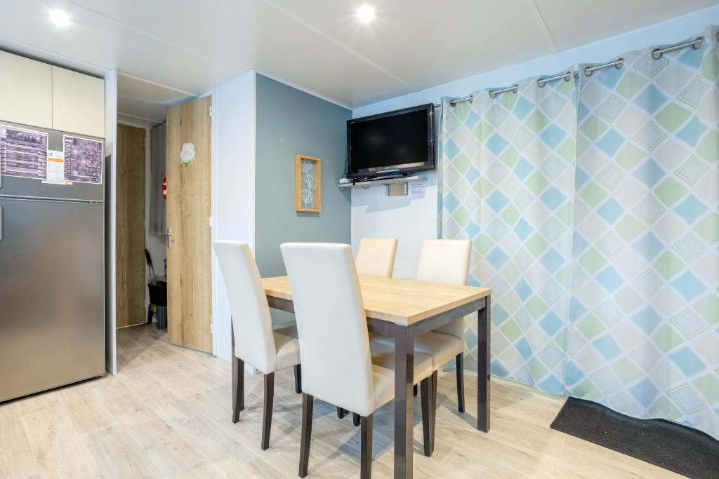 Photo de la galerie de l'établissement Mobil home tout confort climatiseur, à Pont-Aven