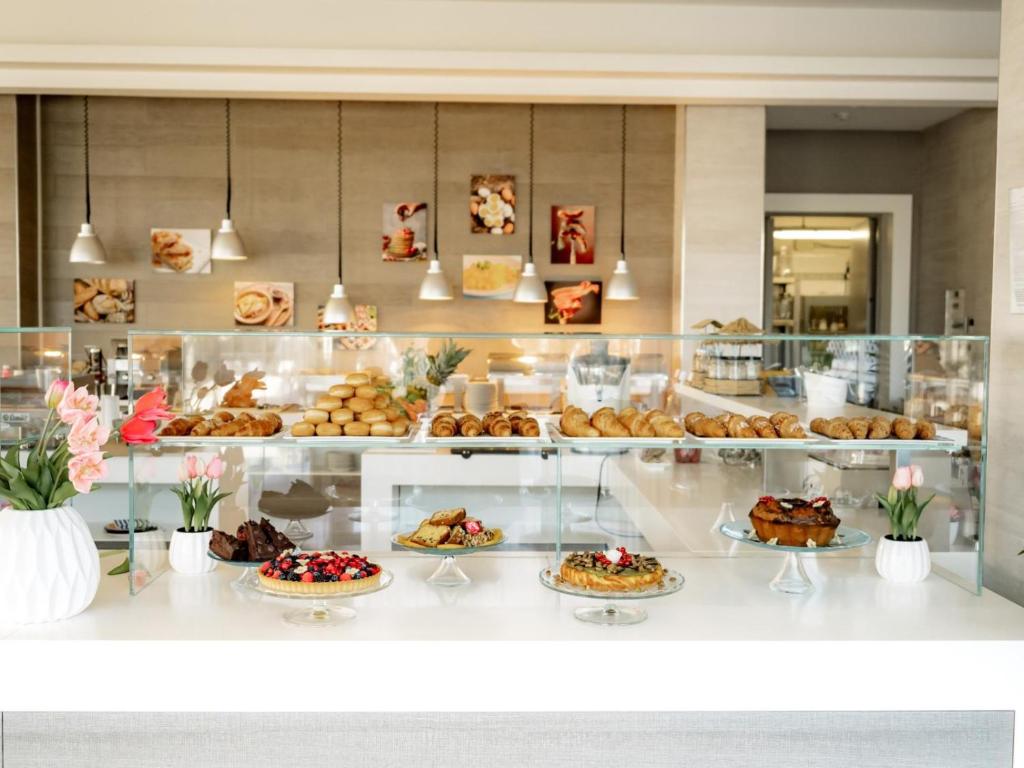 - une boulangerie avec des pâtisseries et des gâteaux dans l'établissement Hotel Liberty Beach - Parking & Beach, à Riccione 65 autres photos