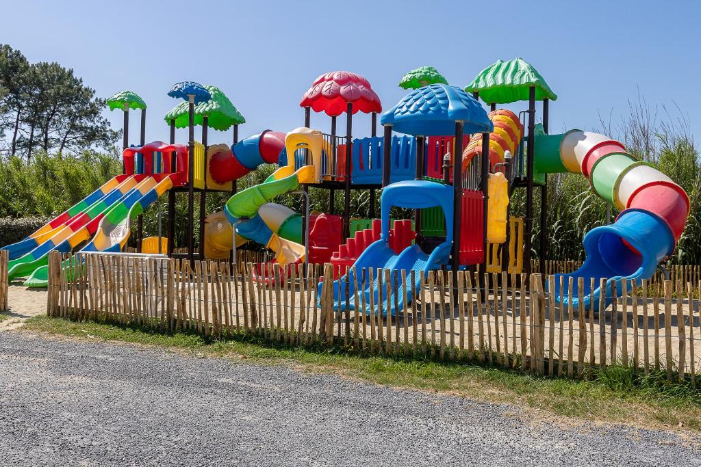 - un parc avec une aire de jeux colorée dans l'établissement Villa Landreau, à Le Fenouiller