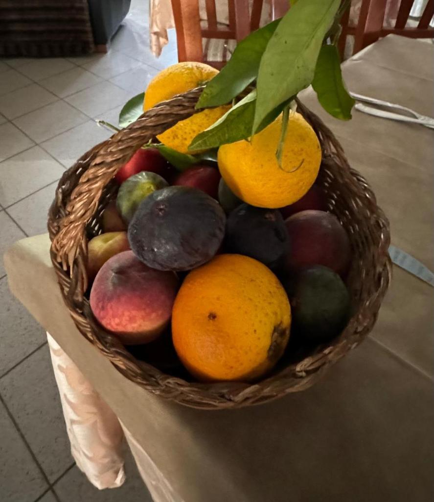 une corbeille de fruits assise sur une table dans l'établissement Hotel Ristorante Sturno, à San Menaio