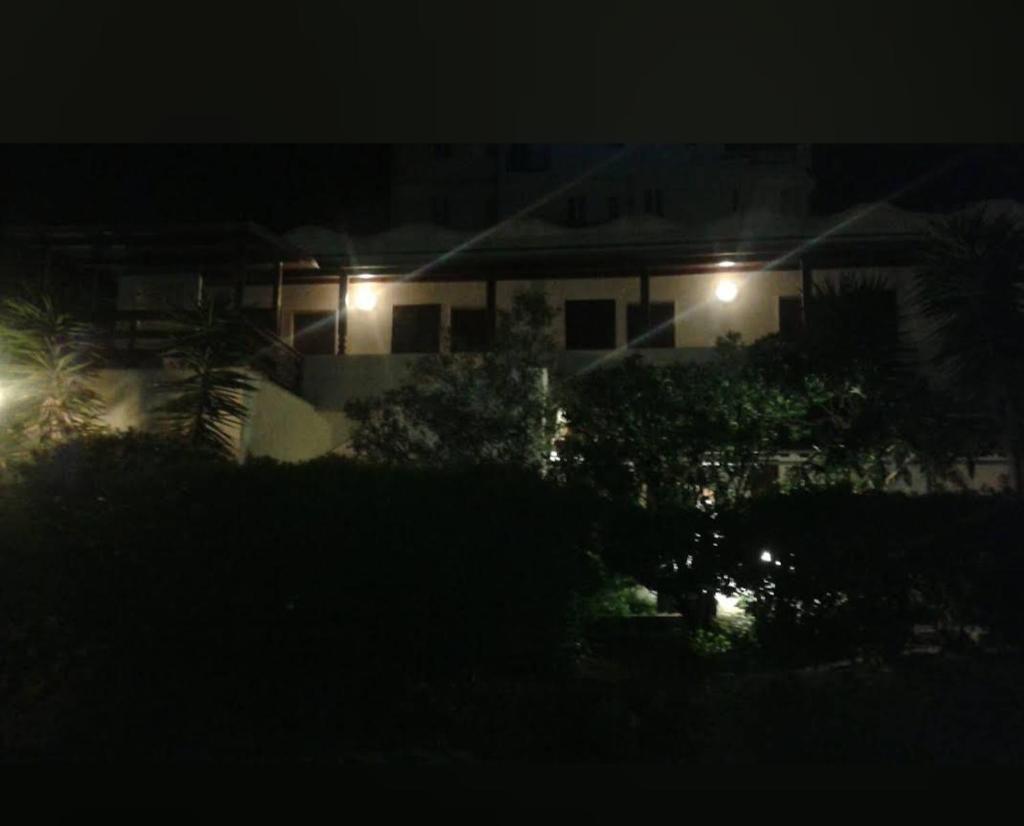 une maison éclairée la nuit avec des lumières de rue dans l'établissement Hotel Ristorante Sturno, à San Menaio