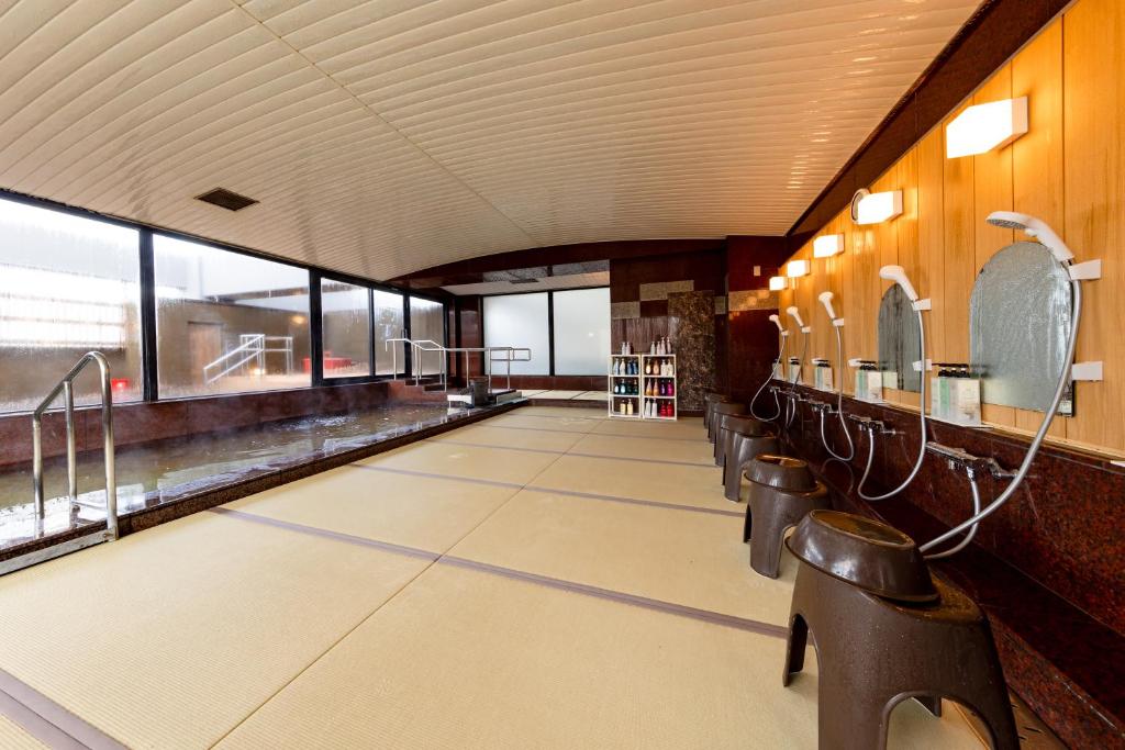 une salle d'attente avec bancs, lavabos et fenêtres dans l'établissement 汐の丸, à Imabari