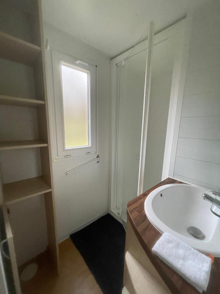 une salle de bain blanche avec un lavabo et une fenêtre dans l'établissement logement au coeur de la nature, à Le Grand-Lucé 36 autres photos