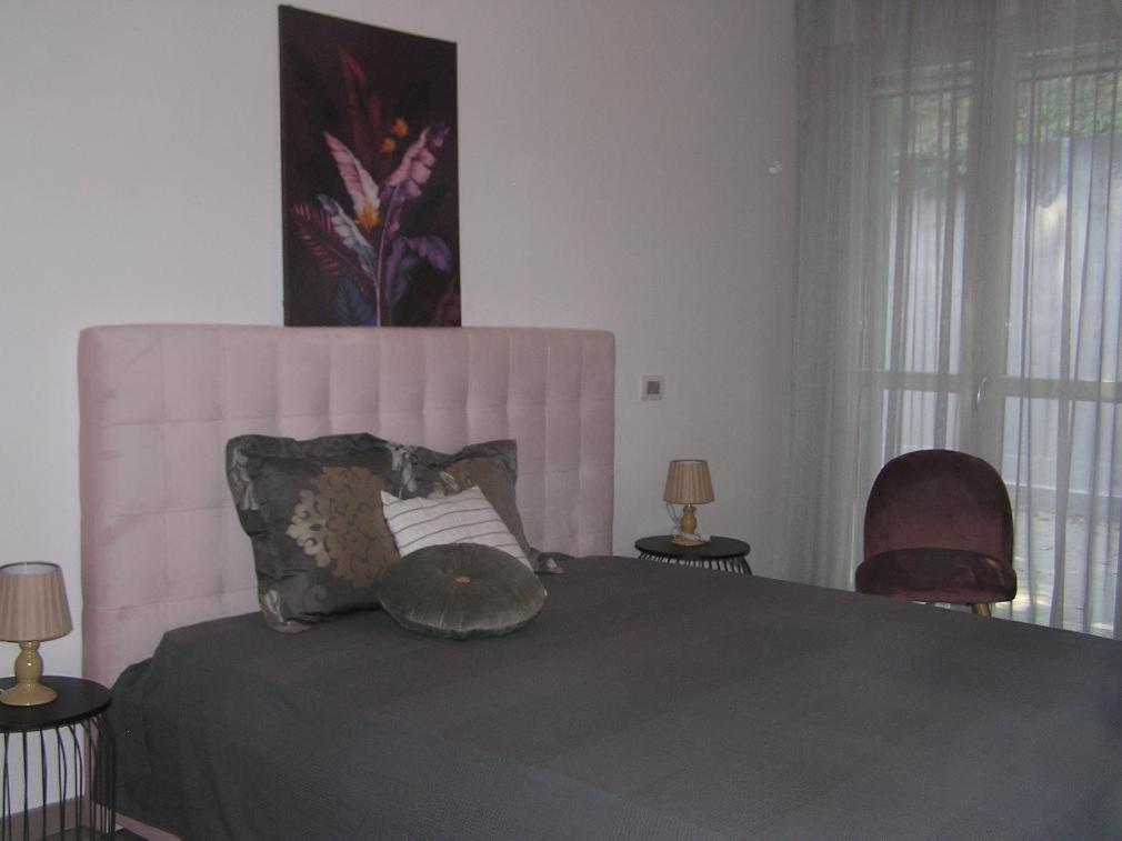 - une chambre avec un grand lit et 2 chaises dans l'établissement Villa Caterina, à Deruta 15 autres photos