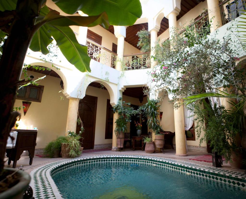 une cour avec piscine dans un immeuble dans l'établissement Riad Alida, à Marrakech