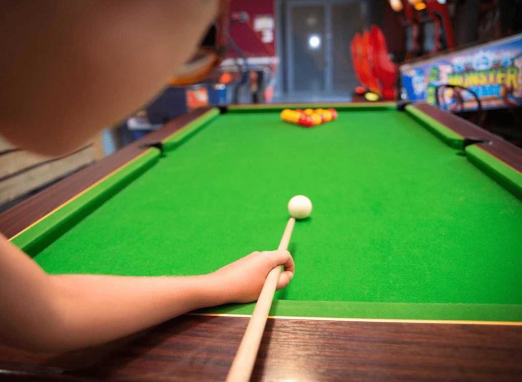 - une piscine pour jeunes enfants avec un barbecue dans l'établissement Camping - Piscine - ccb0cfa, à Angles