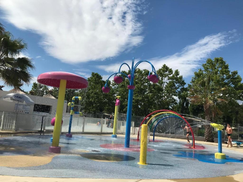 un parc aquatique avec une aire de jeux avec un toboggan aquatique dans l'établissement Mobil home vias La Carabasse, à Vias