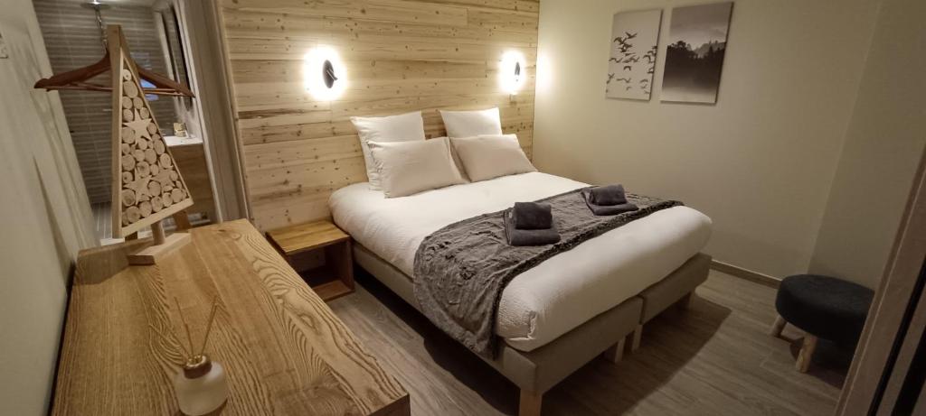 une chambre d'hôtel avec un lit et une chaise dans l'établissement Le Relais Nordique, à Giron 37 autres photos