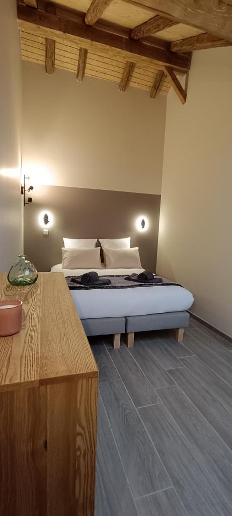 une chambre avec un grand lit dans une pièce dans l'établissement Le Relais Nordique, à Giron