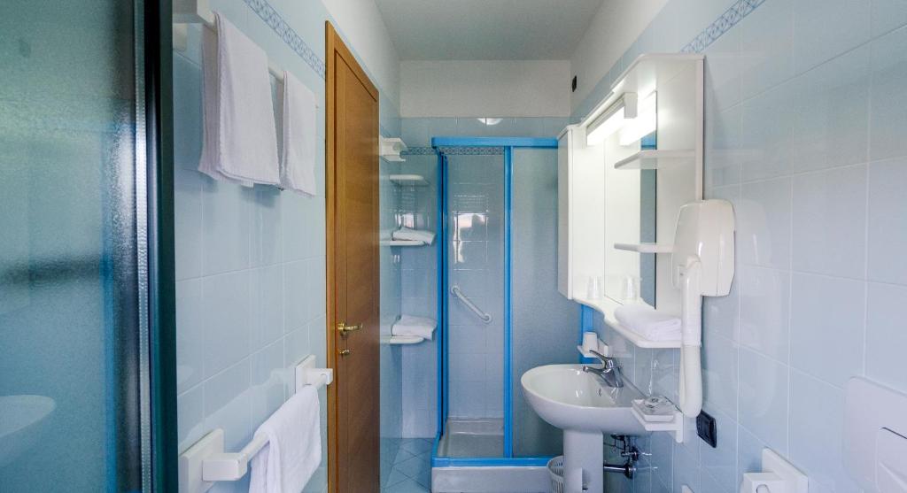 une salle de bain avec un lavabo et une douche dans l'établissement Hotel Tassoni Maison, à Alba Adriatica