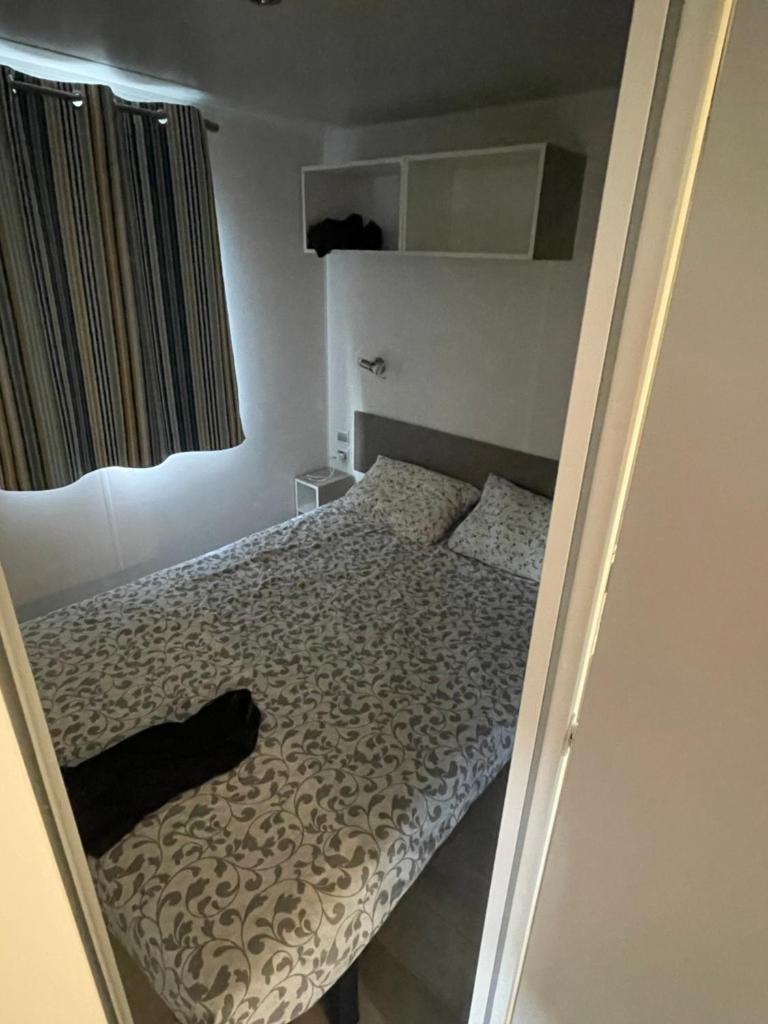 - une chambre avec un lit, une fenêtre et un lit sidx sidx dans l'établissement Camping Rivages des Landes Mobil-home climatisé et Tv, à Aureilhan