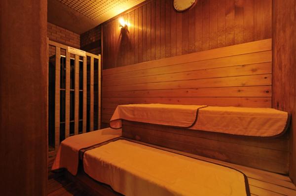 Cette chambre en bois comprend 2 lits. dans l'établissement Wataya Besso, à Ureshino