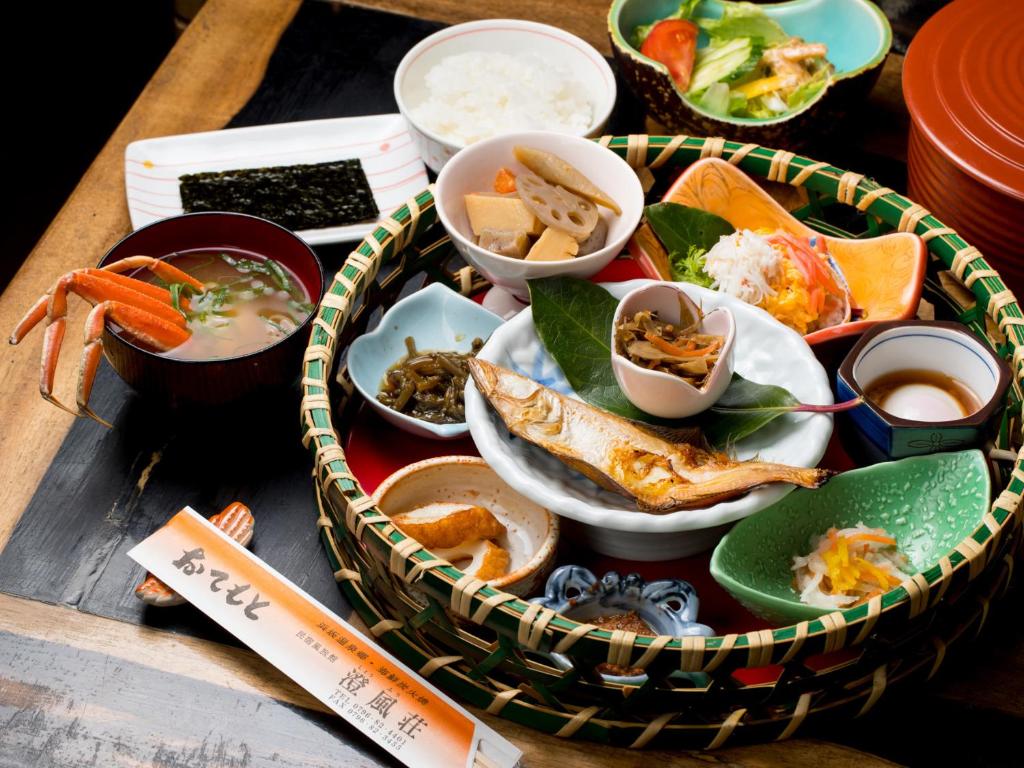 un panier de nourriture avec une variété d'aliments sur une table dans l'établissement Syofuso, à Yumura