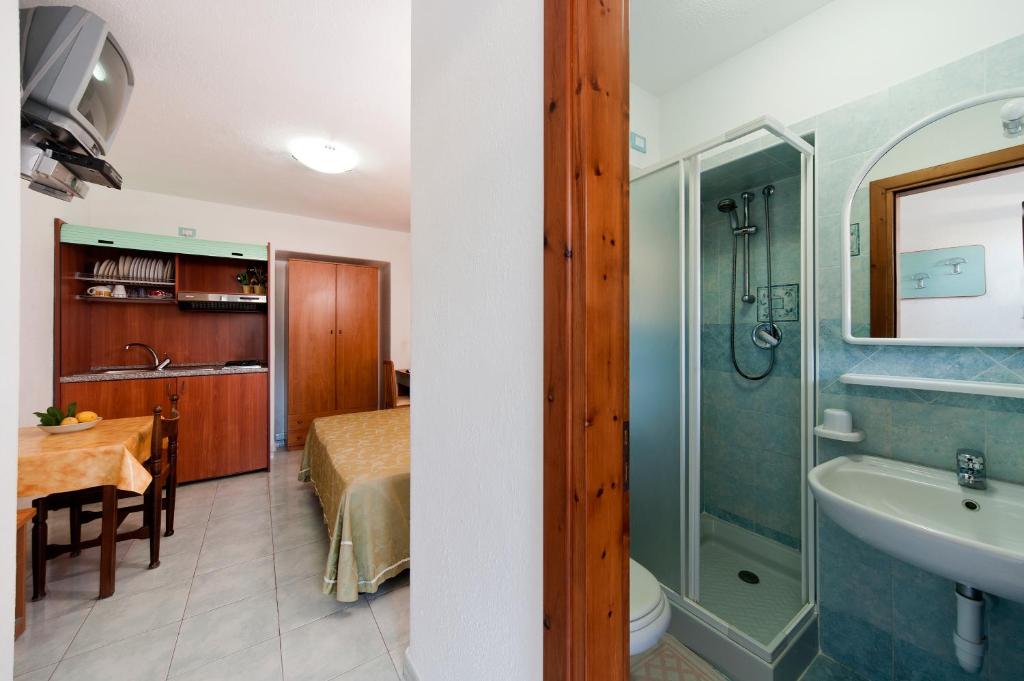 une salle de bain avec un lavabo, des toilettes et une douche dans l'établissement Residence Hotel La Rotonda Sul Mare, à Ischia 98 autres photos