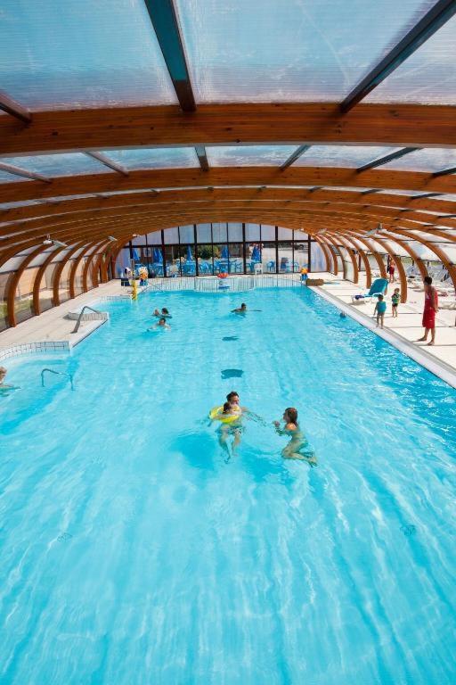 un groupe de personnes dans une grande piscine dans l'établissement Les Ch'tis Normands !, à Litteau