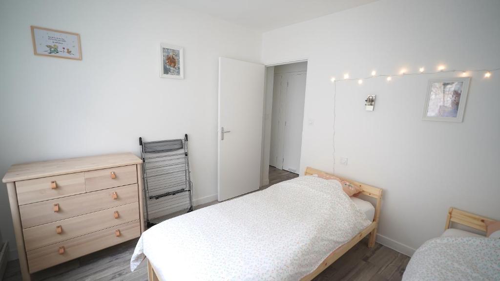 - une petite chambre avec un lit et une commode dans l'établissement Appartement bien-être Issoire, à Issoire