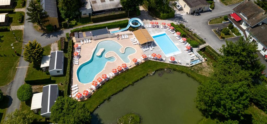 une vue aérienne d'un complexe avec piscine dans l'établissement Mobil Home XXL 4 chambres - Camping Country Park, à Touquin
