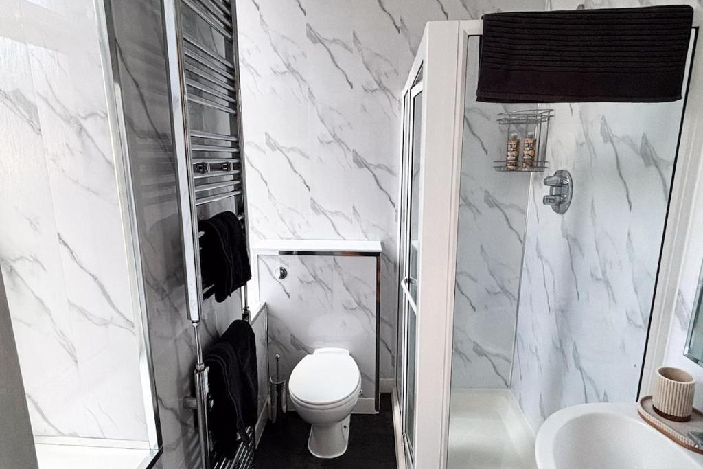 Glasgow City - Large Stylish 2 Bed Flat in Unique Ibrox Location Walking Distance to Subway and Free On-Street Parking 3
