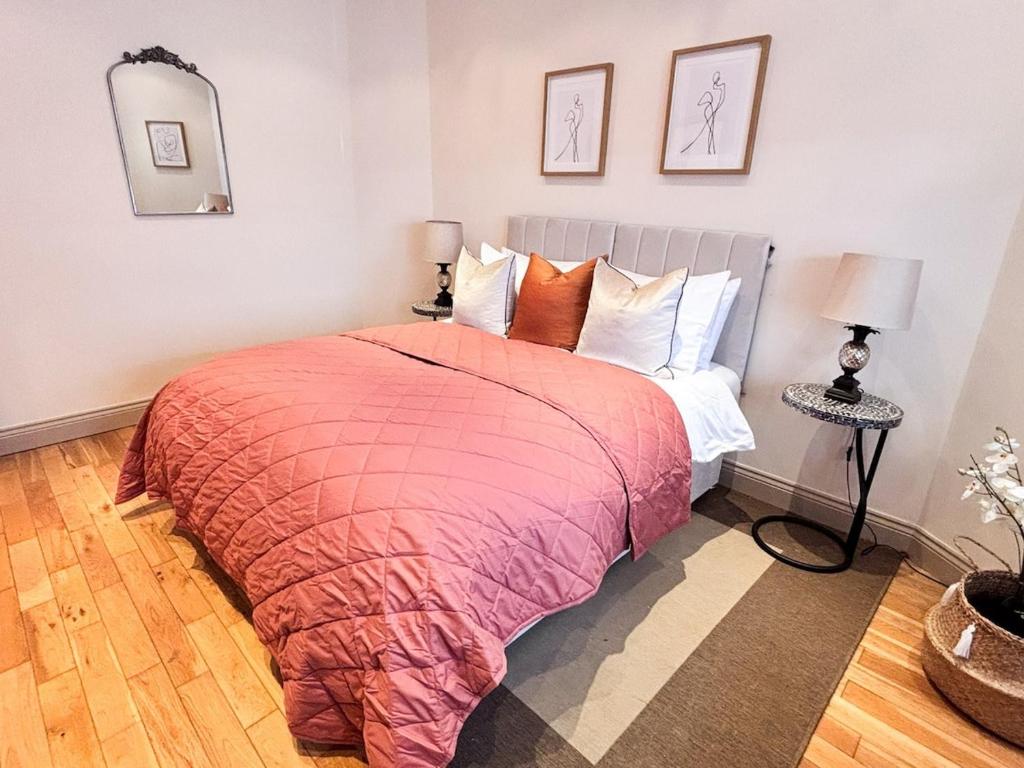 Glasgow City - Large Stylish 2 Bed Flat in Unique Ibrox Location Walking Distance to Subway and Free On-Street Parking 2