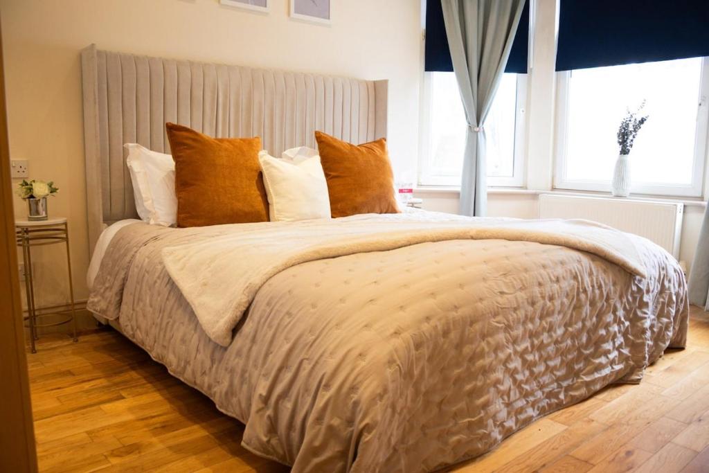 Glasgow City - Large Stylish 2 Bed Flat in Unique Ibrox Location Walking Distance to Subway and Free On-Street Parking 7