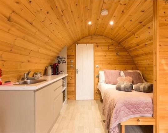 Cozy Haven Glamping Pod 1With Hot Tub & Cold Shower 8