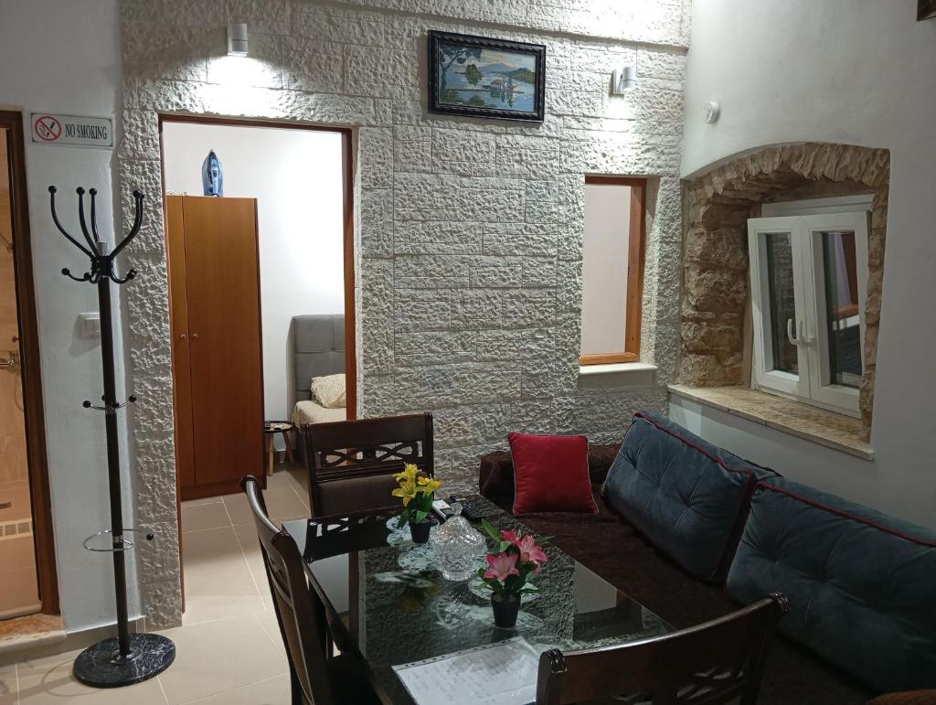 Country-bumpkin's house 6