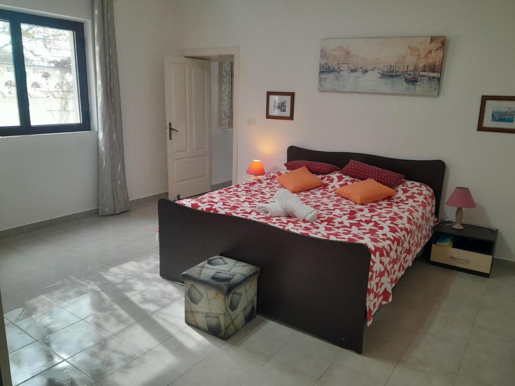 une chambre avec un grand lit avec des oreillers orange dans l'établissement VILLA FREEMAN, à Ostuni 35 autres photos