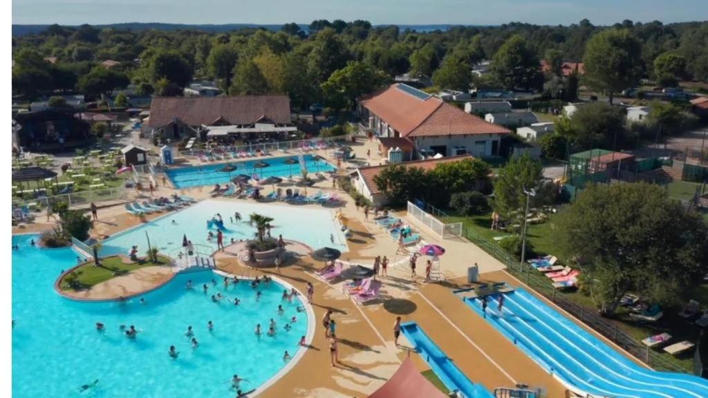 une vue aérienne d'une piscine dans un complexe hôtelier dans l'établissement Mobil home camping La Réserve , Gastes 40160, à Gastes