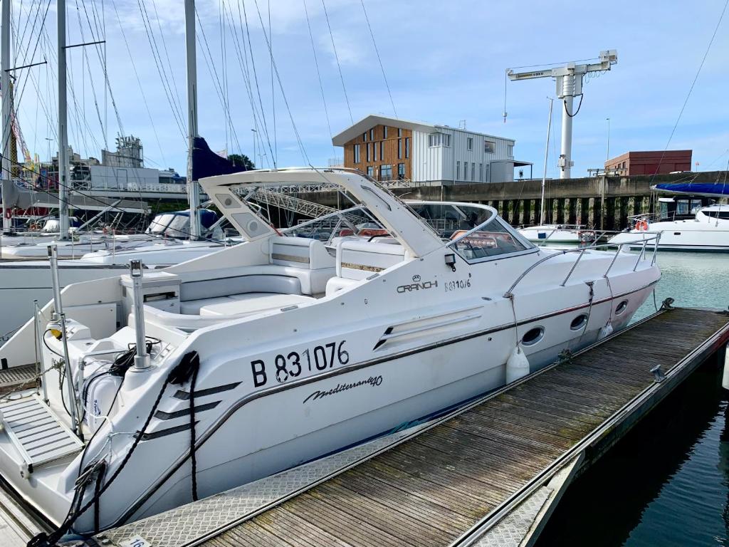 un bateau blanc est amarré à un quai dans l'établissement BOAT PARADISE LA ROCHELLE - Cranchi Méditerranée 40, à La Rochelle