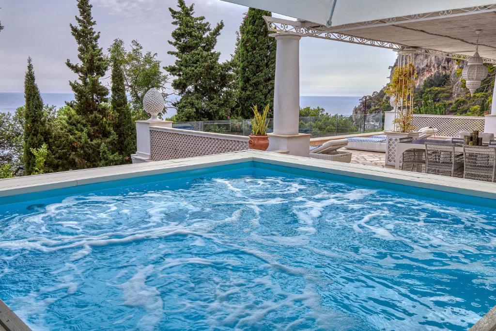 - une grande piscine d'eau bleue dans une maison dans l'établissement Villa Nicole by My Villa Collection, à Capri